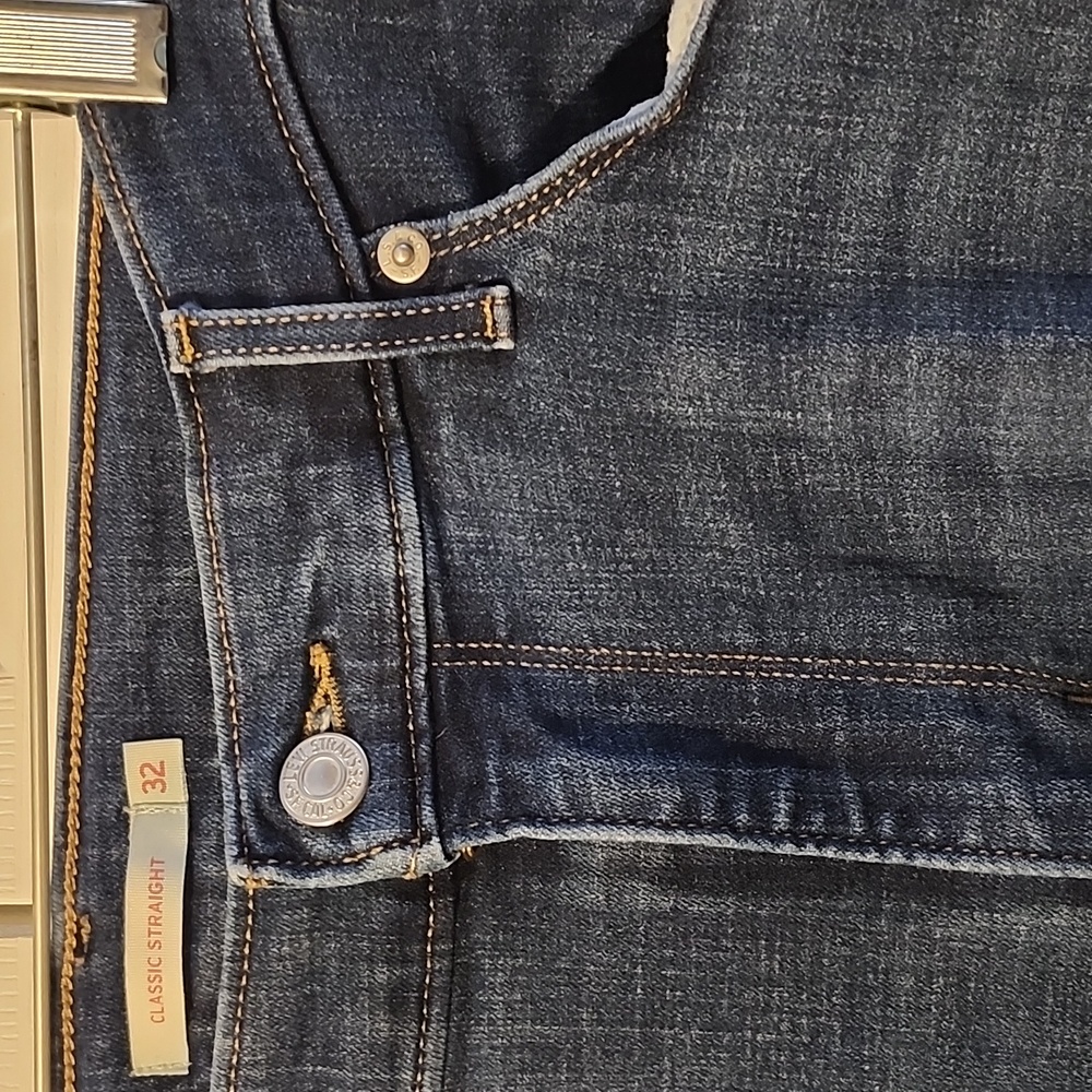Levis - Picture 3 of 4